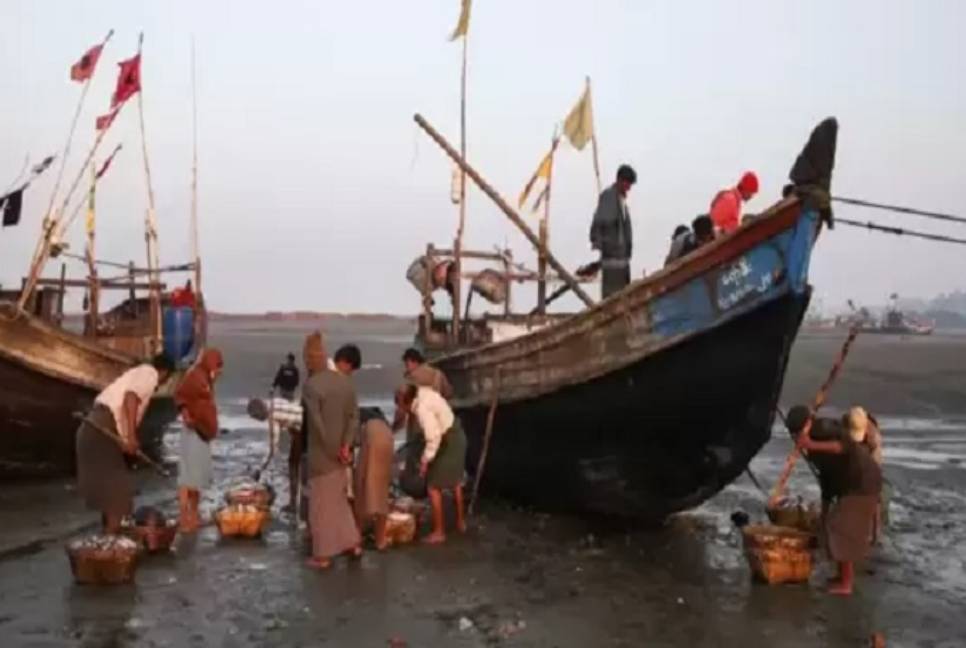 17 dead after Rohingya boat breaks up off Myanmar