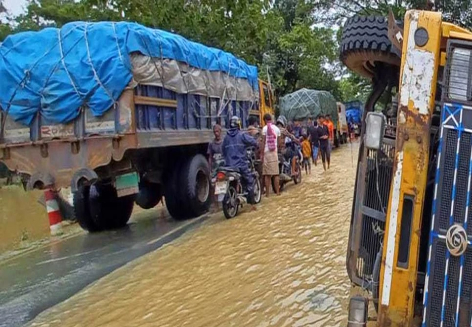 Transportation on Ctg-Cox's Bazar Highway resumes as water recedes