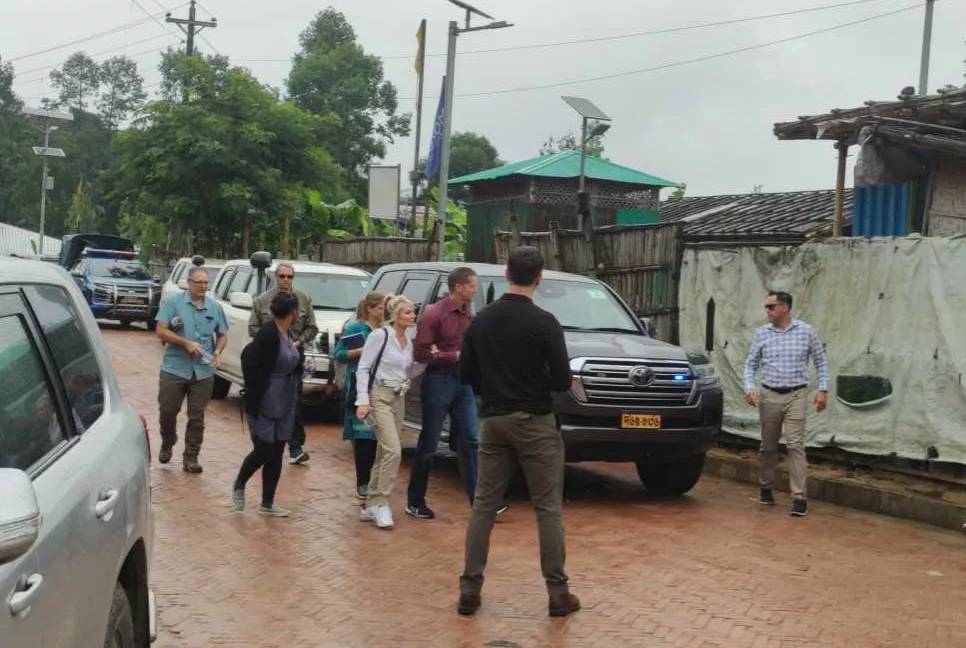 US delegation visits Rohingya camps