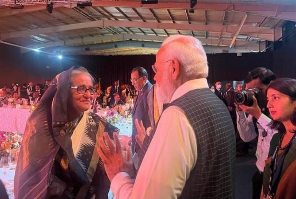 Modi walks to Hasina to exchange pleasantries at dinner