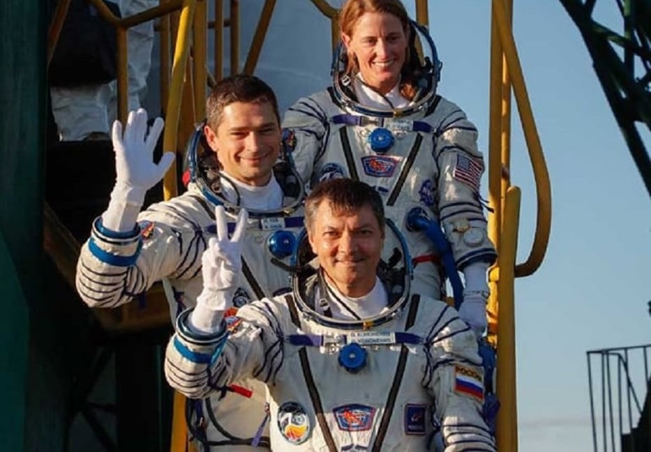 Two Russians, American astronaut reach International space station