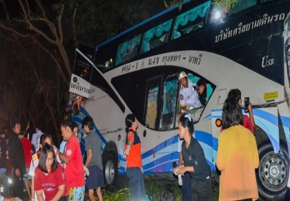 14 killed as bus crashes into tree in Thailand 