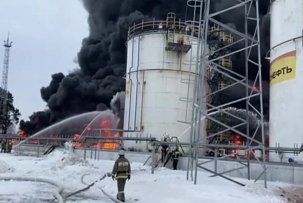 Ukrainian drone hits Russian oil depot 