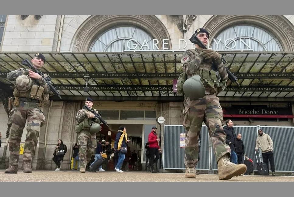 Three wounded at Paris knife attack