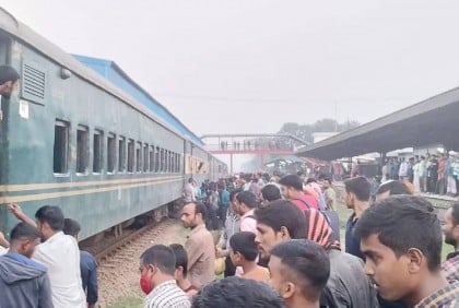 Sagarika Express train derails in Feni 