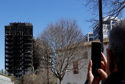 10 killed as fire engulfs Spanish apartment block