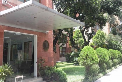 Spanish Embassy official in Dhaka commits suicide jumping from rooftop

