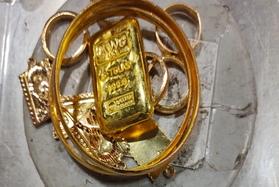 Man held with gold powder, bar at Chattogram airport