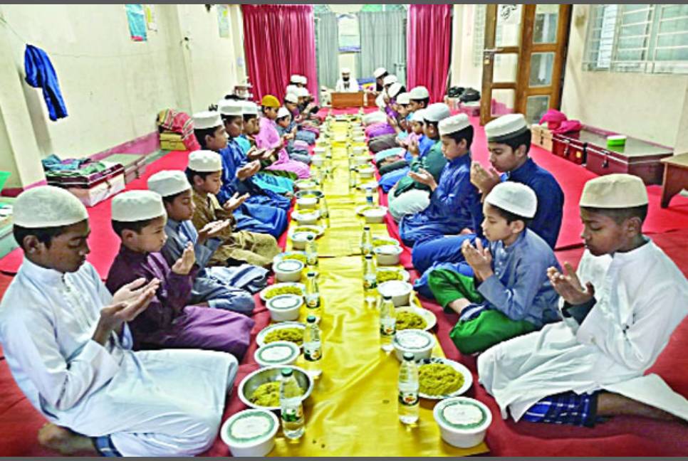 Rupganj people rejoice at Bashundhara iftar