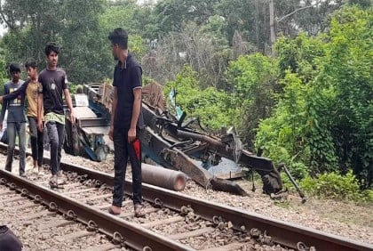 Death toll rises to 6 in Feni level crossing crash