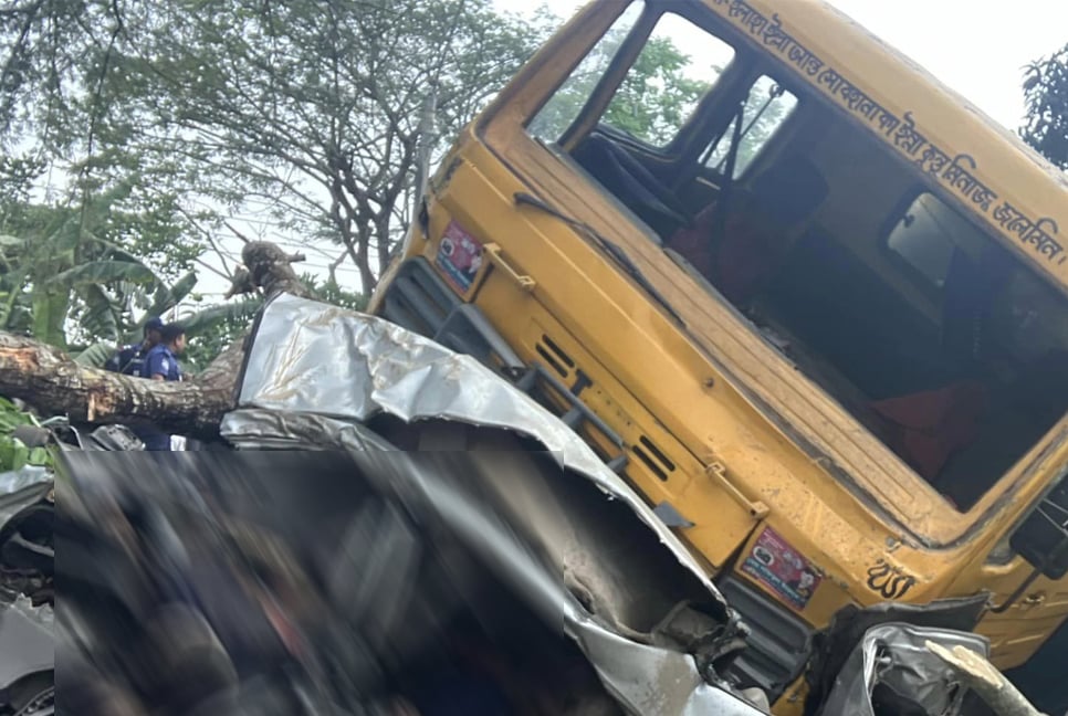 7 killed in truck-private car-auto rickshaw collision in Jhalakathi