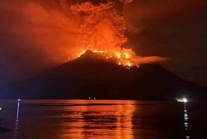 Tsunami alert after a volcano in Indonesia has several big eruptions and thousands are told to leave