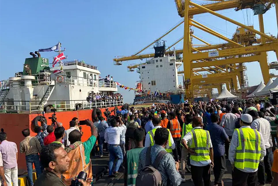 Crew members of MV Abdullah reach Chattogram, reunite with family