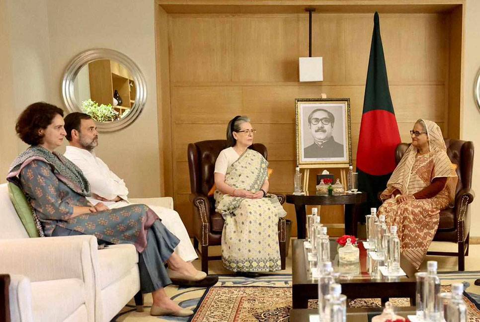 PM meets Sonia Gandhi and family in Delhi