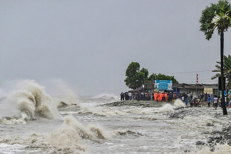 Sea swamps Bangladesh at one of world's fastest rates