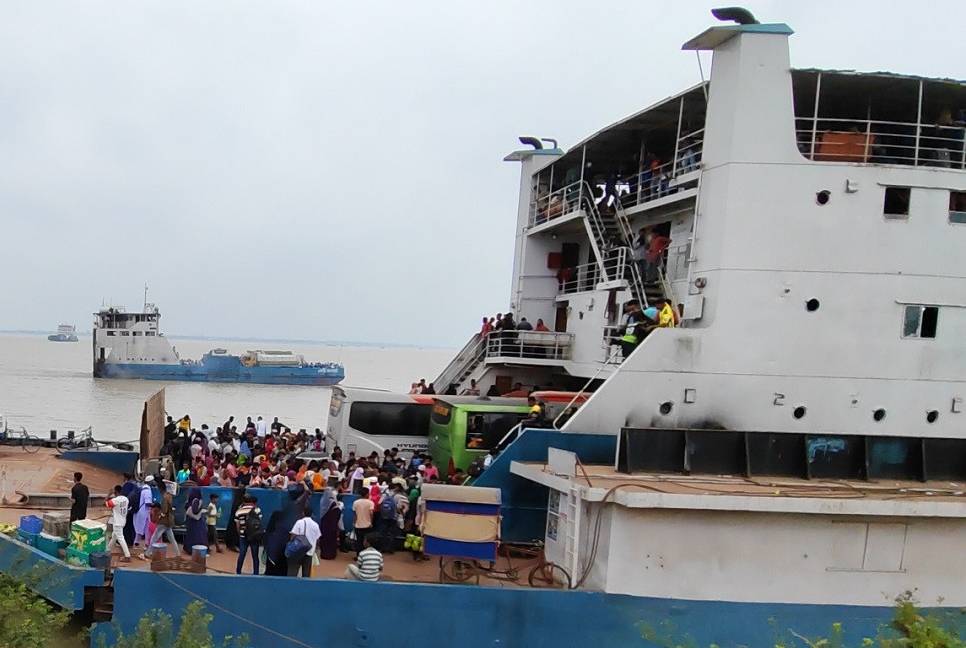 Heavy crowds at Paturia Ghat