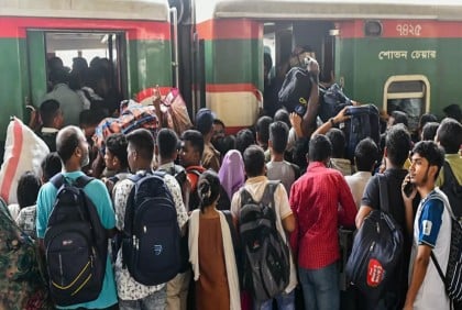 Kamalapur Rail Station flooded with home-goers ahead of Eid