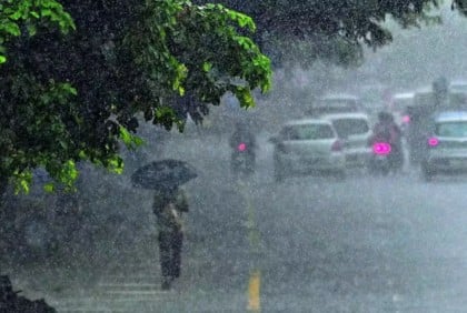 Commuters suffer as heavy rain inundates roads in Dhaka