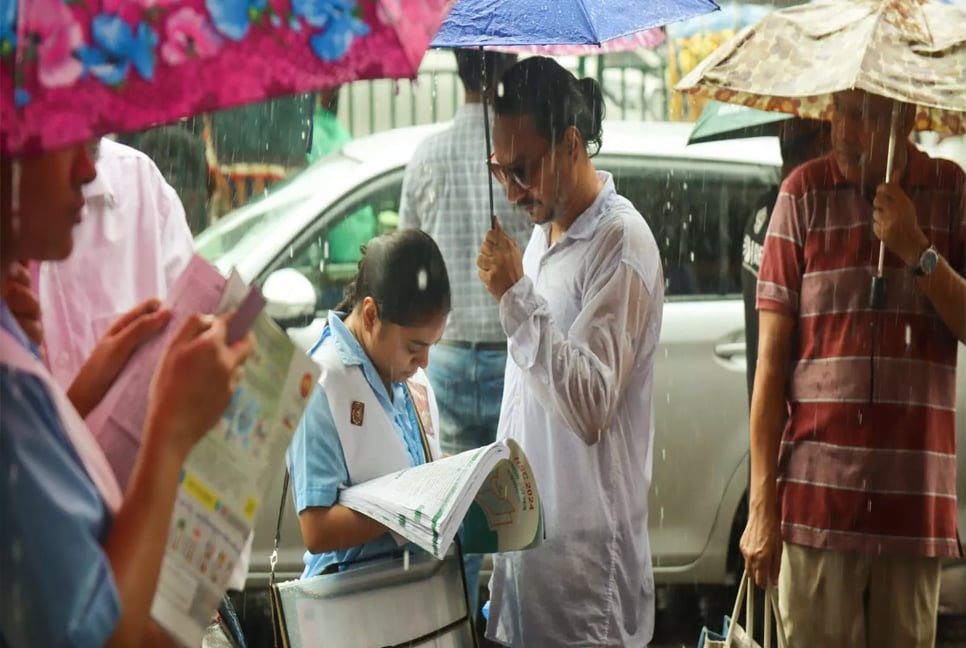 Rain disrupts HSC examinees’ commute to exam centers in Dhaka