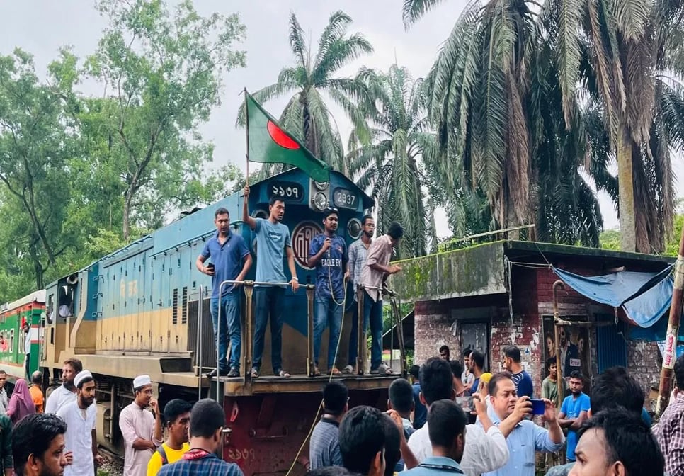 Protests against quota: 5 km tailback as students block Dhaka-Ctg highway