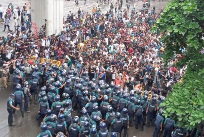 Quota reform protesters take position at Shahbagh breaking police barricades 