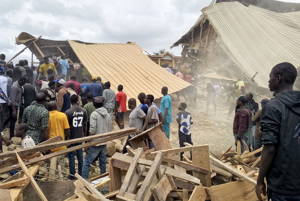 Nigeria school collapse kills 21, scores injured