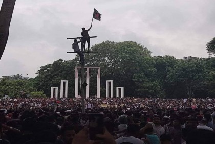 Thousands of protesters gather at central Shaheed Minar    