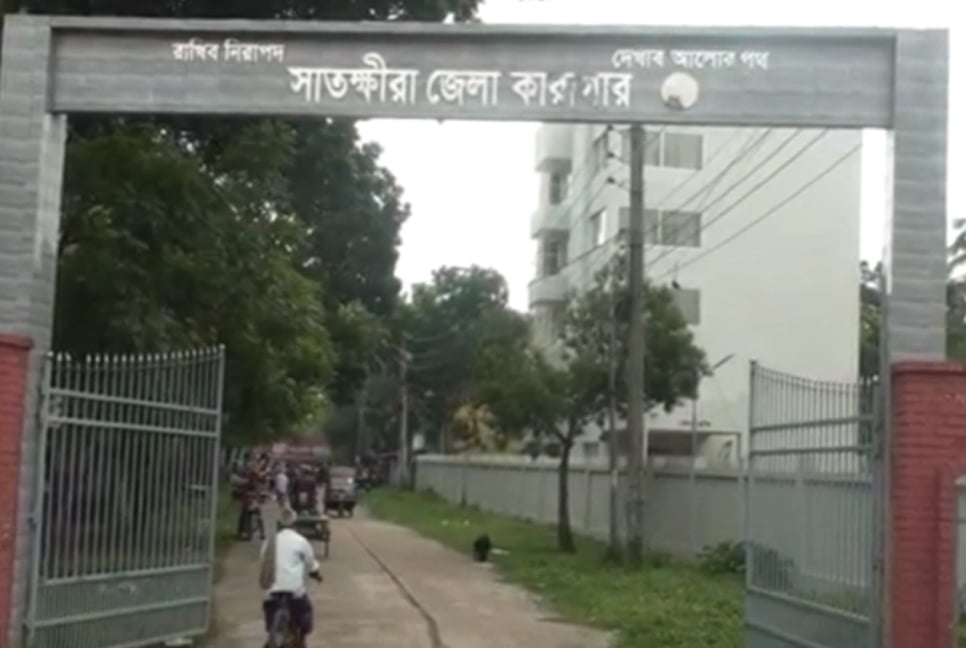 596 inmates escape in Satkhira jailbreak, over 200 voluntarily surrender