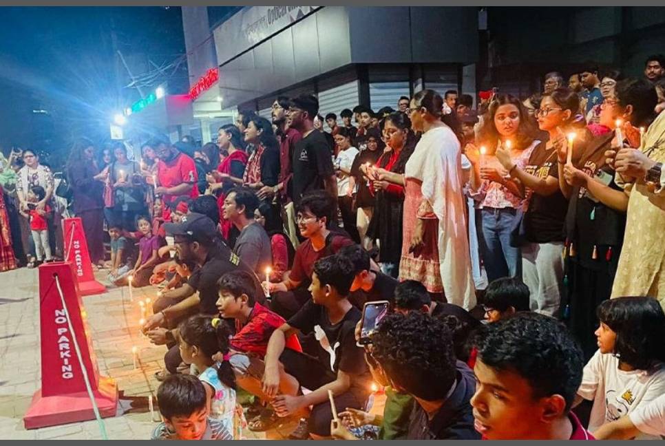 Bashundhara residents light candles in memory of martyrs