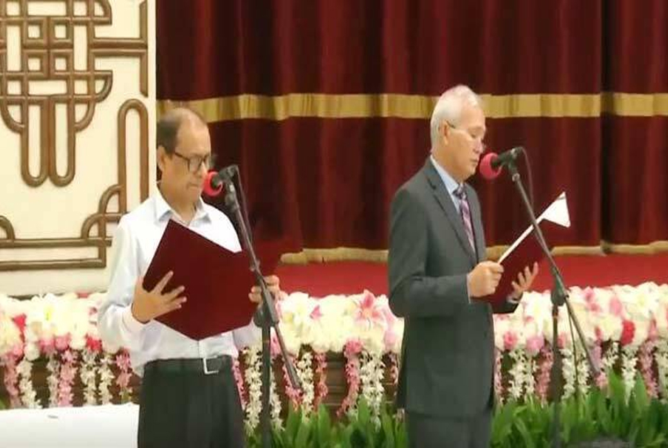 Two more advisers to interim government sworn-in