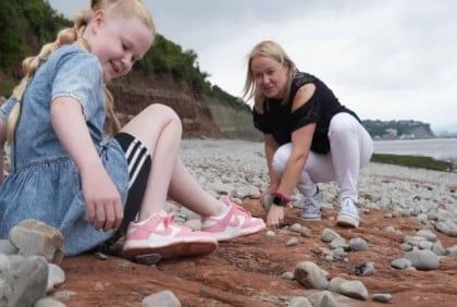 Girl discovers dinosaur footprints on beach