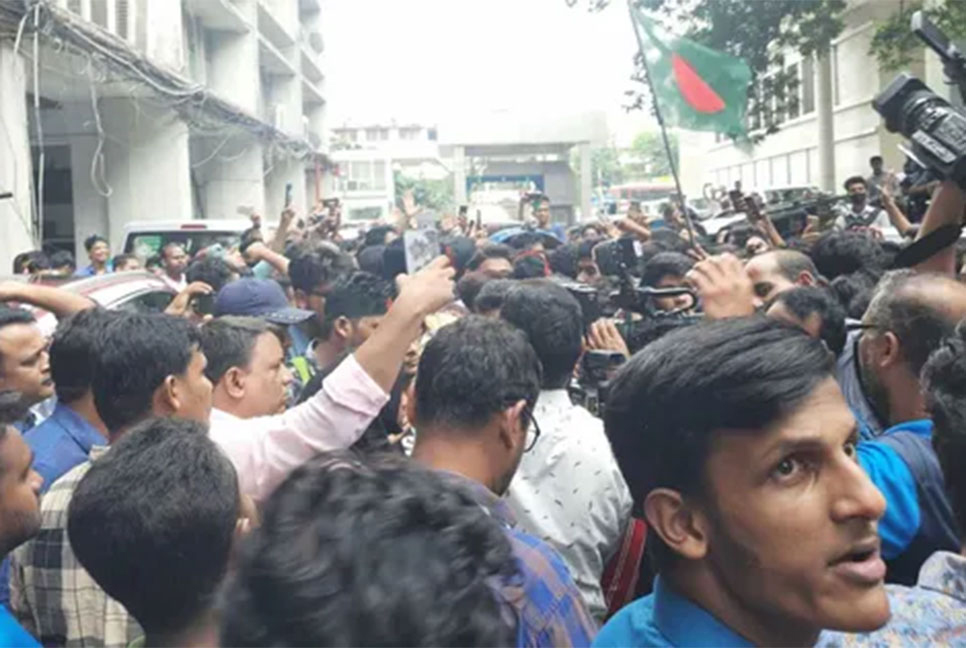 Thousands of students enters into secretariat premise demanding cancellation of HSC exams