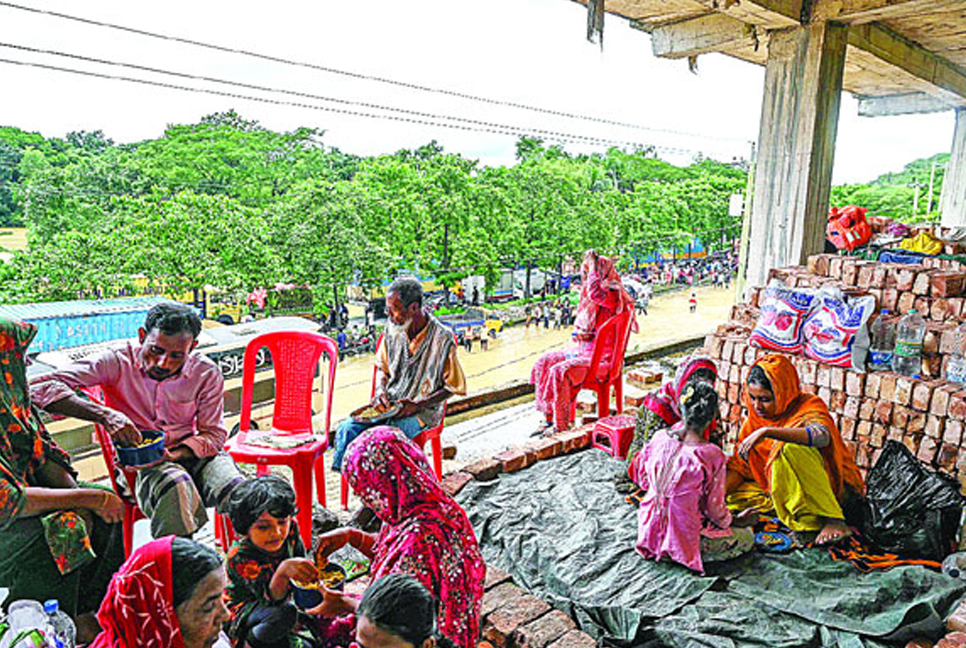 Flood victims struggle to reach shelters 