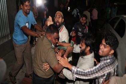 Around 40 injured as DU students and Ansar members clash at Secretariat

