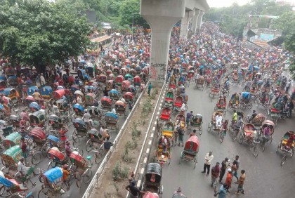 Rickshaw-pullers block Shahbagh to raise their demands  