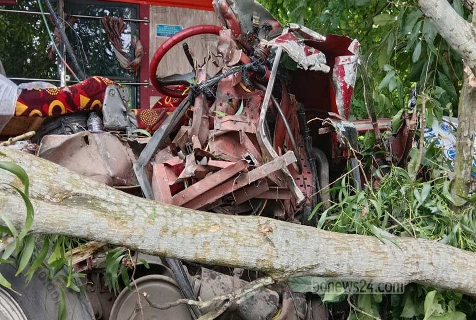 Bus-truck collision leaves 5 dead in Gopalganj, 25 injured