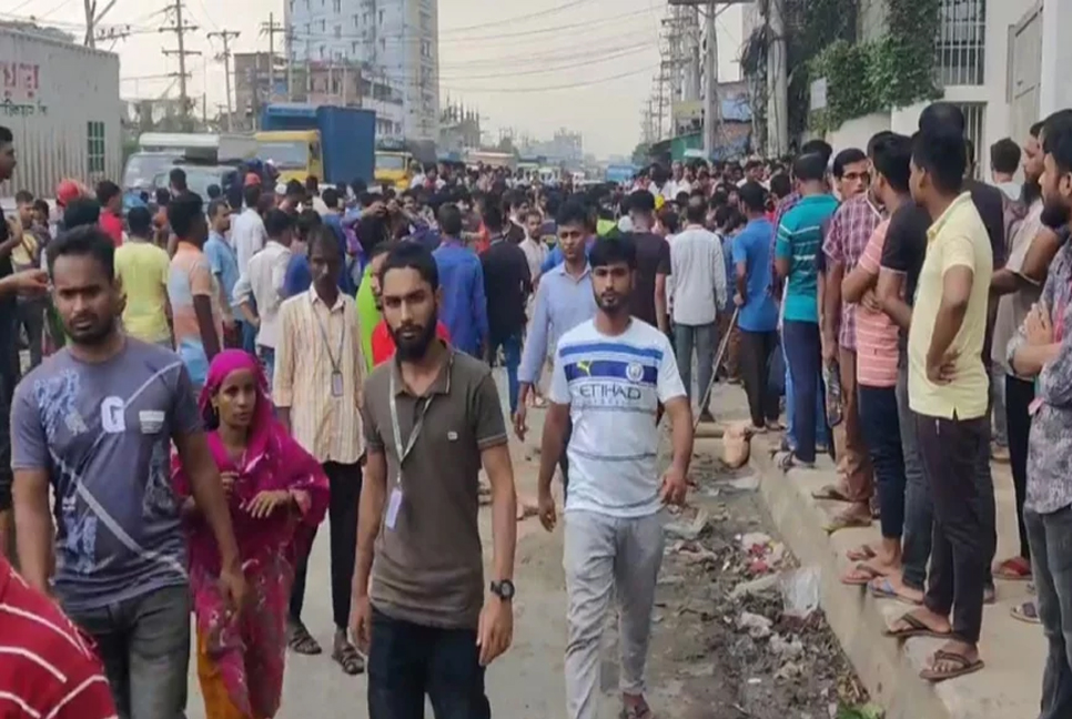 Dhaka-Mymensingh highway blocked as unrest sparks up at 10 factories in Gazipur