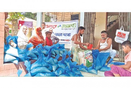 Bashundhara Shuvosangho members busy supporting flood victims

