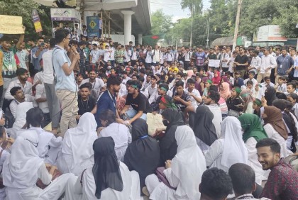 Polytechnic students block road on 6-point demand