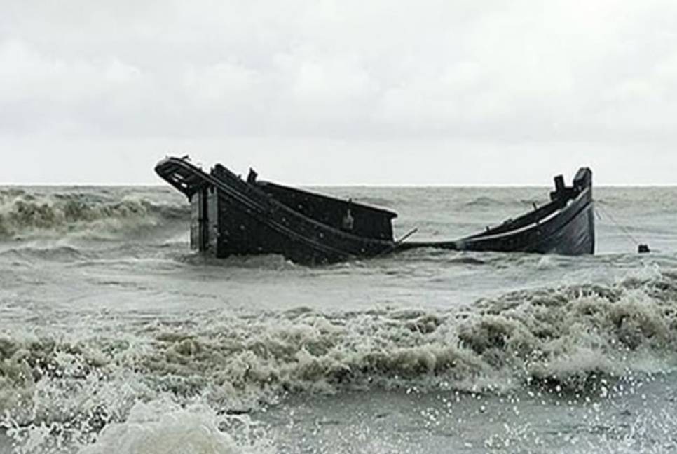 8 fishermen missing as 10 trawlers sink in Meghna River