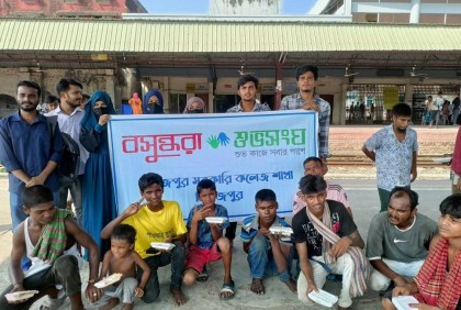 Shuvosangho distributes food aid to street children in Dinajpur