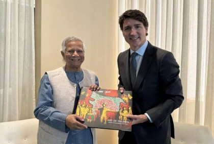 Prof Yunus hands over ‘The Art of Triumph' to Trudeau