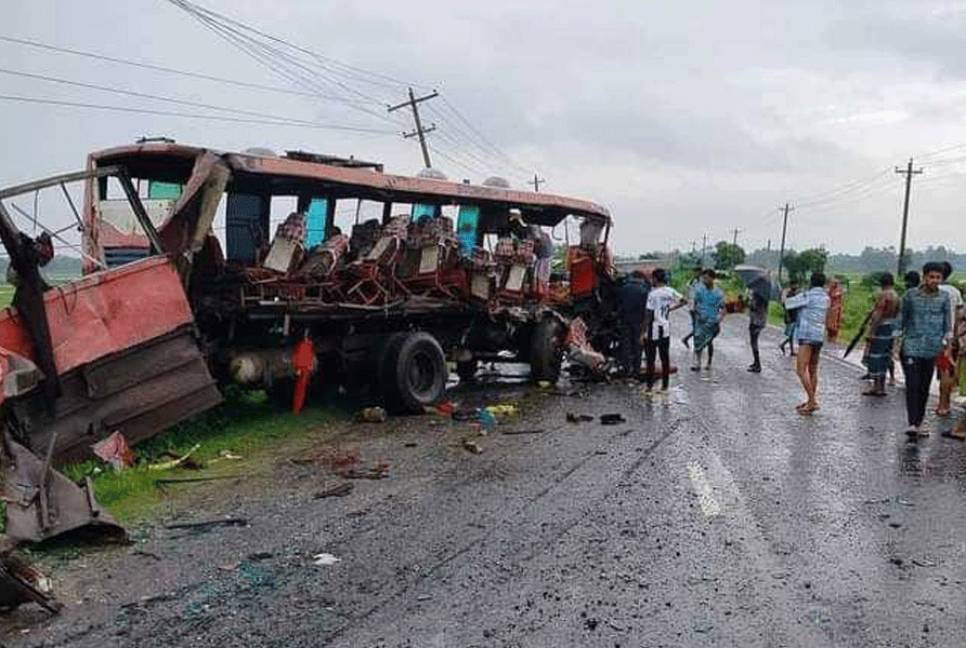 Manikganj road crash kills 3, hurts 20