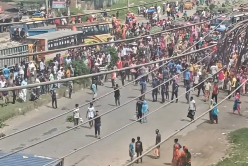 RMG workers stage demo blocking Dhaka-M’sing highway