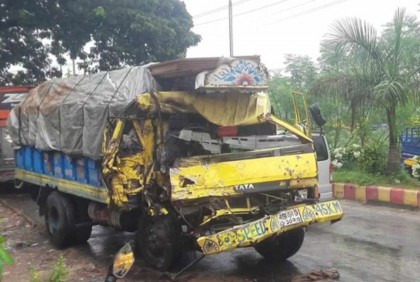 Bus-Truck collision kills 4 in Tangail