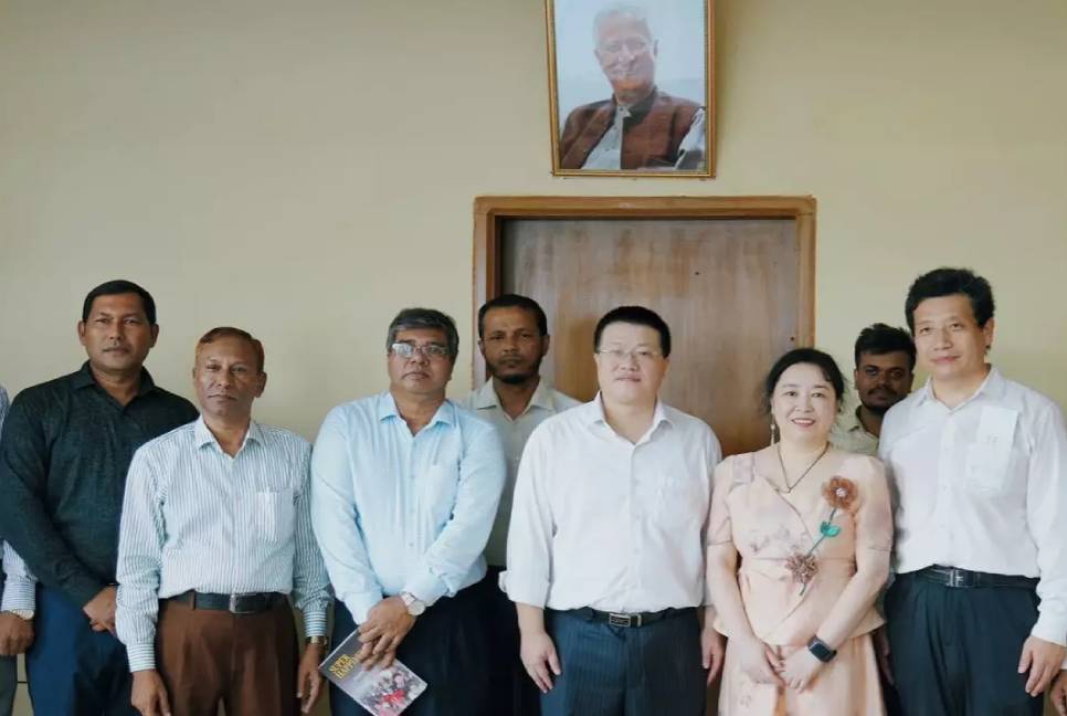 Chinese envoy visits Grameen Bank's Jobra branch