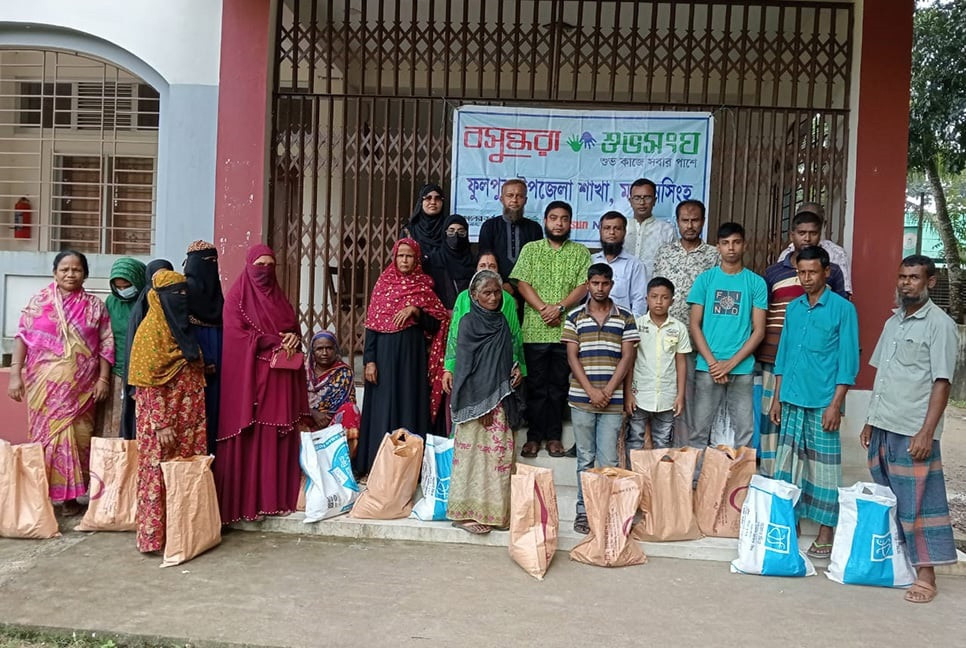 Shuvosangho distributes food aid to flood hit people in Phulpur