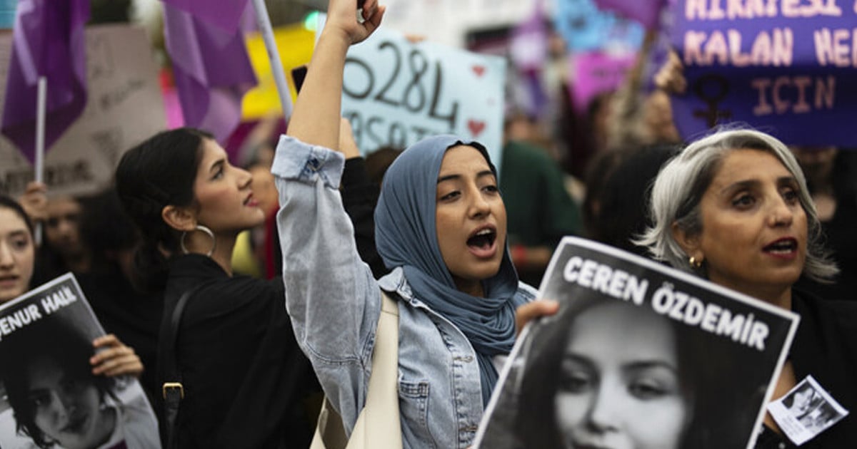 Turkey women protest against femicide