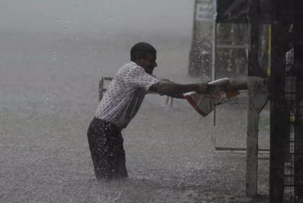 Sri Lanka shut schools as flood hammers the capital