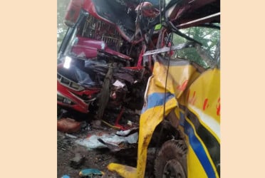 Two bus collision kills 5 in Faridpur